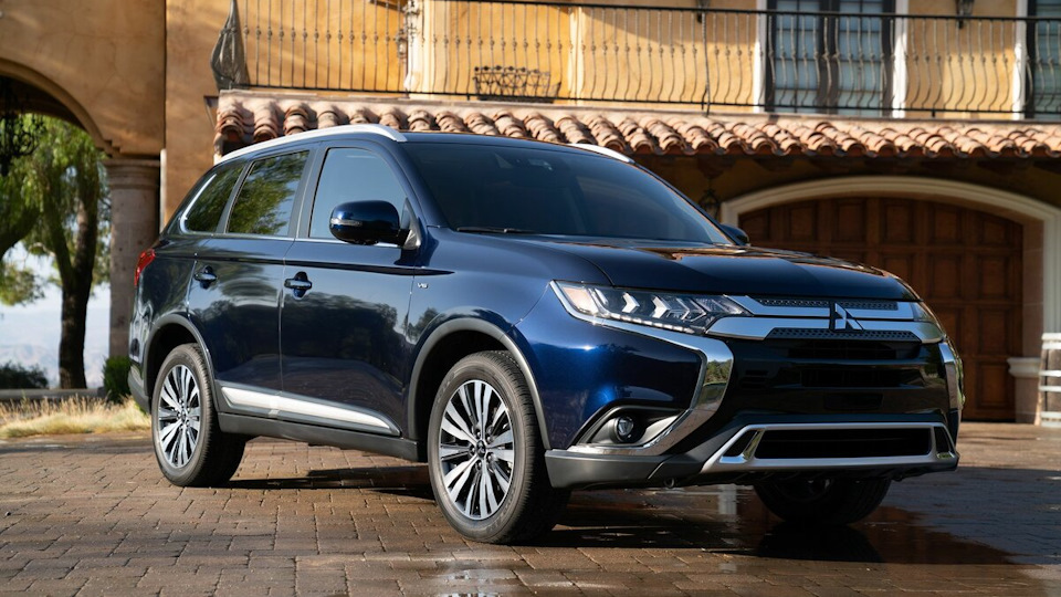 В России прекращены продажи кроссовера Mitsubishi Outlander GT