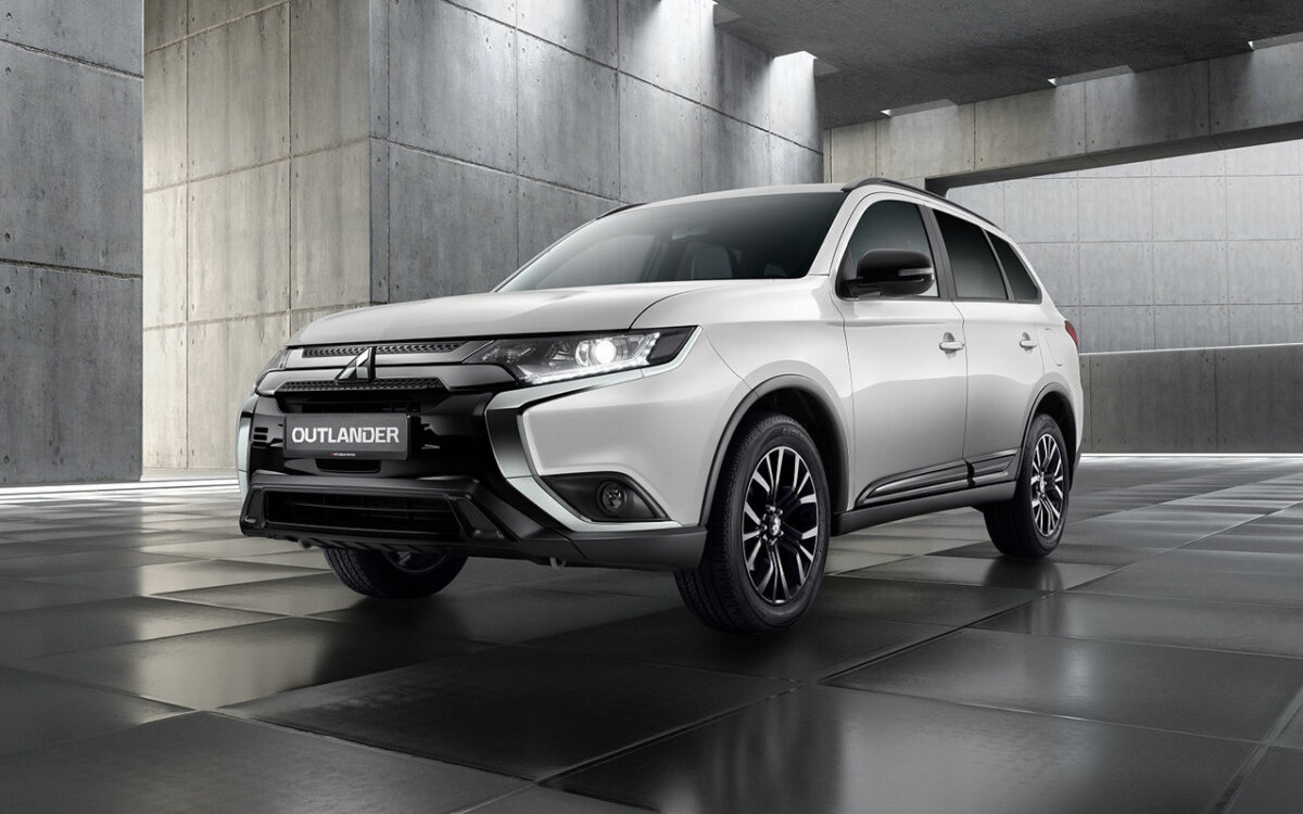 Черно-белая серия Mitsubishi Outlander