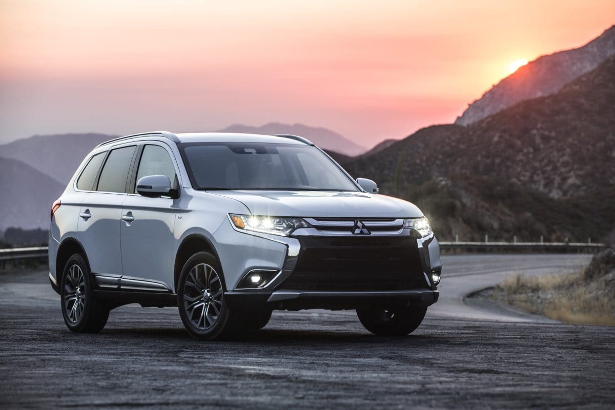 Mitsubishi Outlander купить в СПб у официального дилера, Митсубиси  Аутлендер 2022 - комплектации и цены